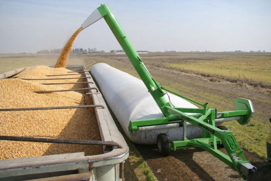 Extracción de silobolsa con carga de camión en el campo